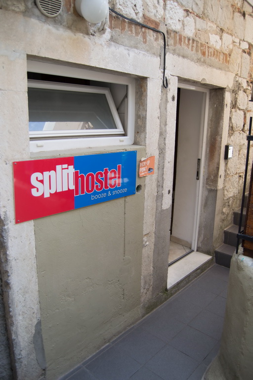Booze & Snooze Social Hostel — photo 3